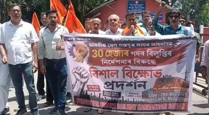 पूसीरे मुख्यालय के सामने प्रदर्शन