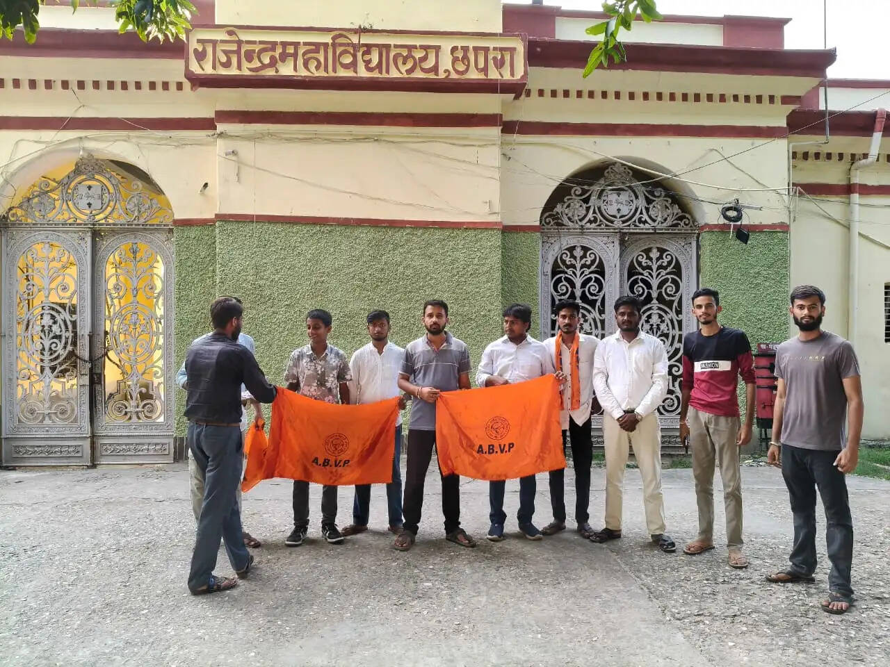 डीयूएसयू चुनाव में अभाविप की जीत पर छपरा के राजेंद्र कॉलेज में कार्यकर्ताओं ने मनाया जश्न