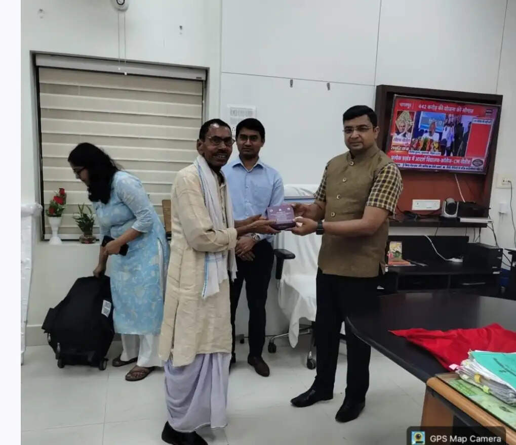 नालंदा जिले में दिव्यांगजनों को सहायक उपकरण वितरित