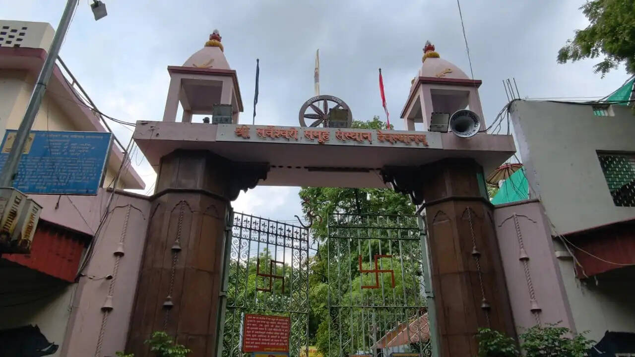 गुरू पूर्णिमा पर्व के पूर्व संध्या पर काशी में गुरूपीठों और आश्रमों में शिष्यों की उमड़ी भीड़