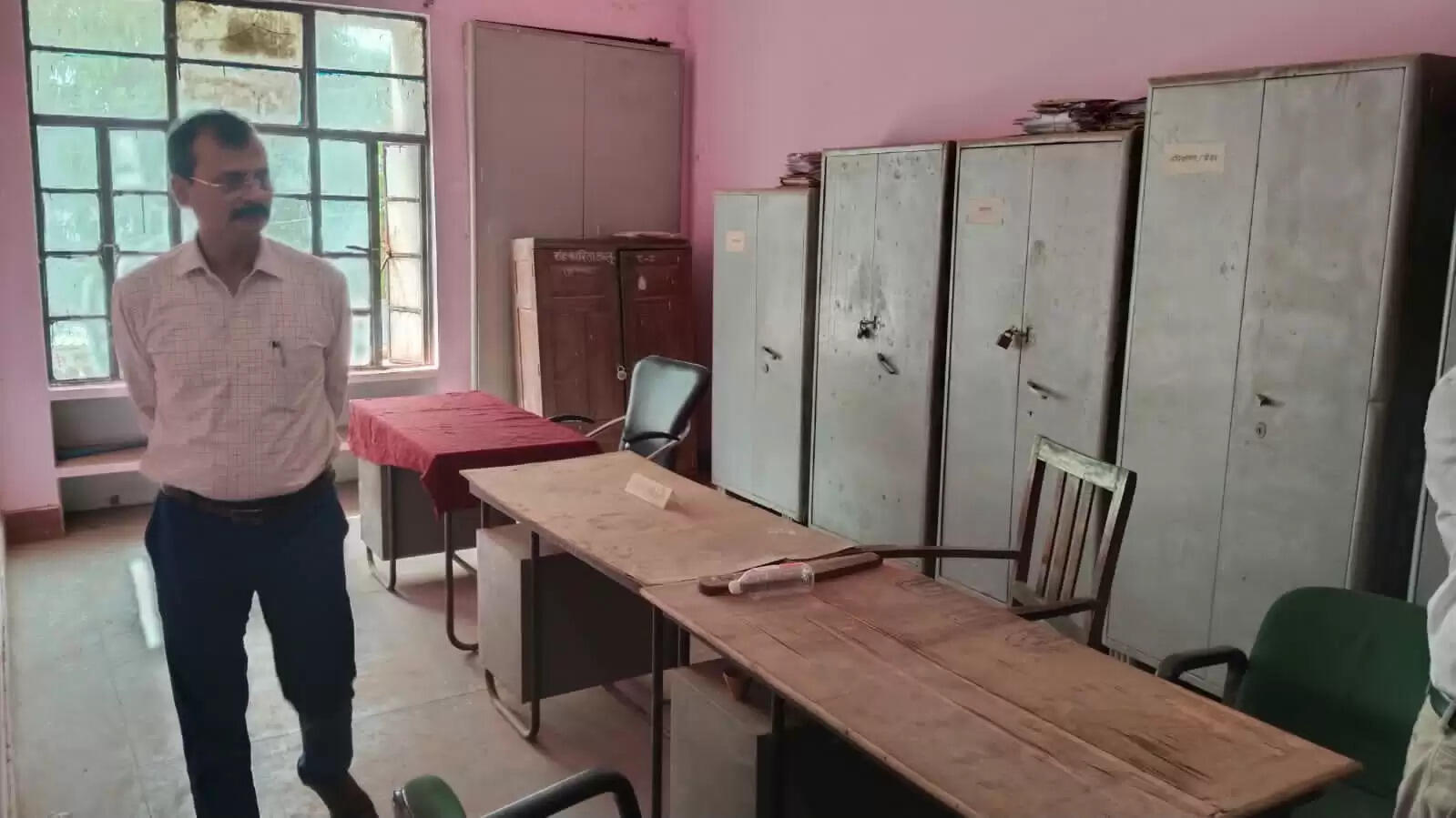 विकास भवन के औचक निरीक्षण में कई कर्मचारी गैरहाजिर