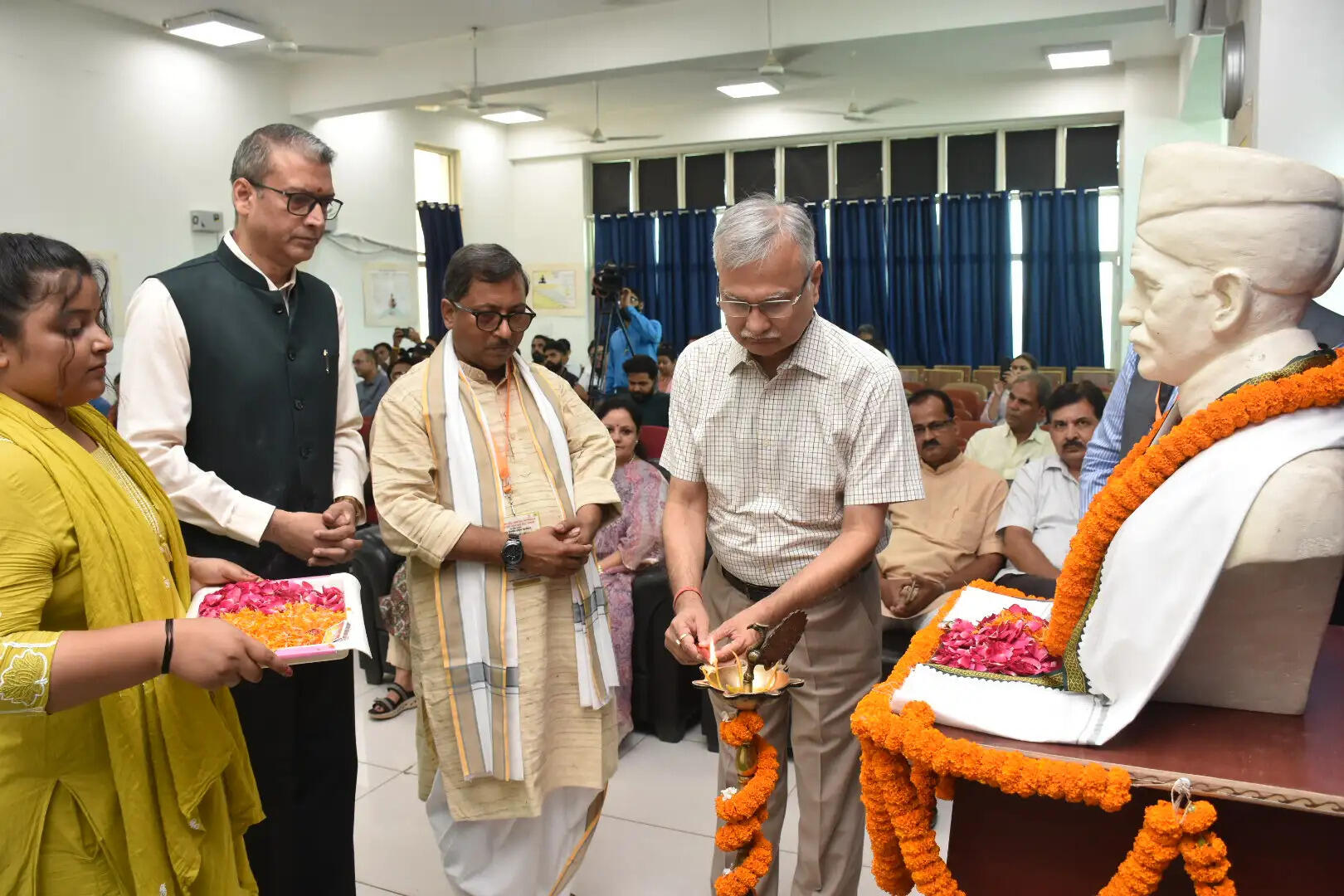 विशेषज्ञता आवश्यक, लेकिन अत्यधिक संकुचित विशेषज्ञता ज्ञान की समग्रता को भी कर सकती है सीमित : प्रो.सिद्धार्थ सिंह