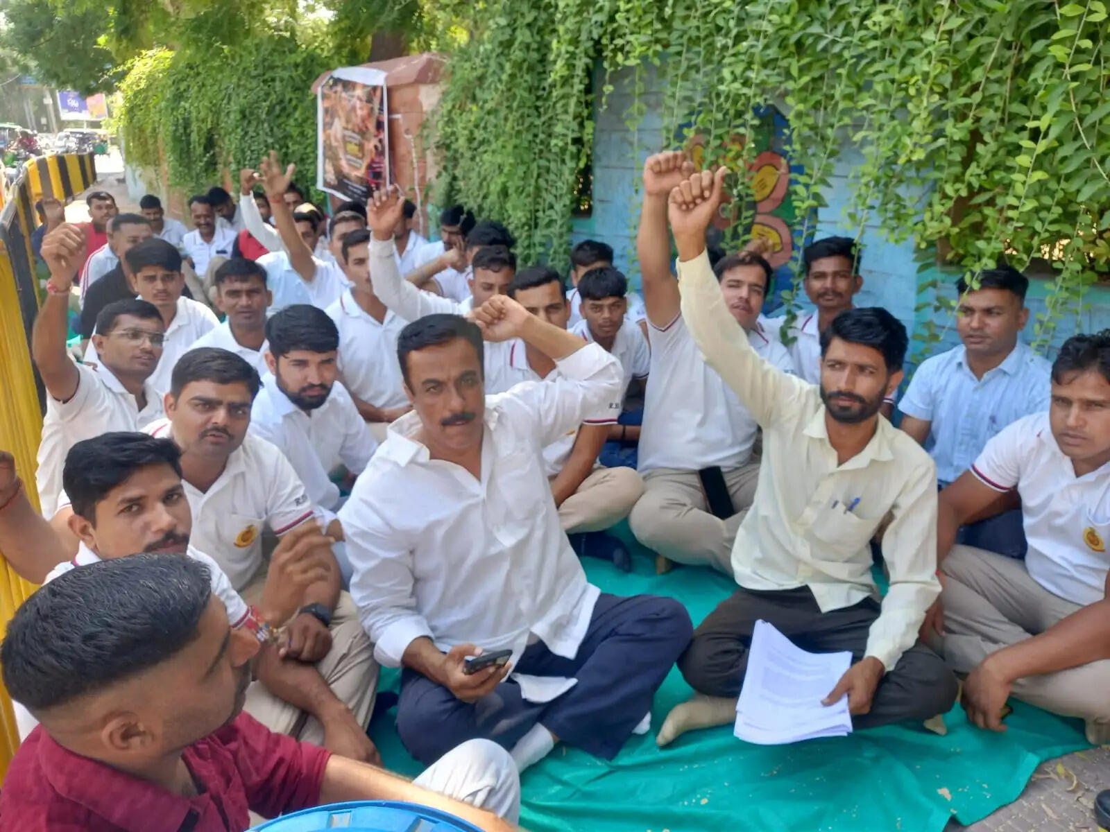 फायर फाइटर्स के समर्थन में दिया धरना