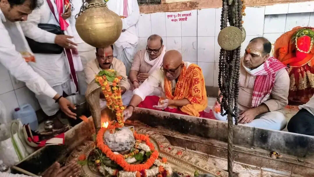 कांग्रेस प्रदेश अध्यक्ष अजय राय निकले पंचक्रोशी यात्रा पर, मार्ग में लोगों से किया संवाद