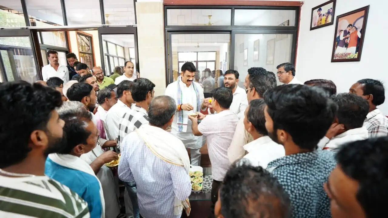 बंगाल में भाजपा की जीत पर सागर में जश्न, मंत्री गोविंद सिंह राजपूत ने कार्यकर्ताओं संग खाई ‘झालमुड़ी’