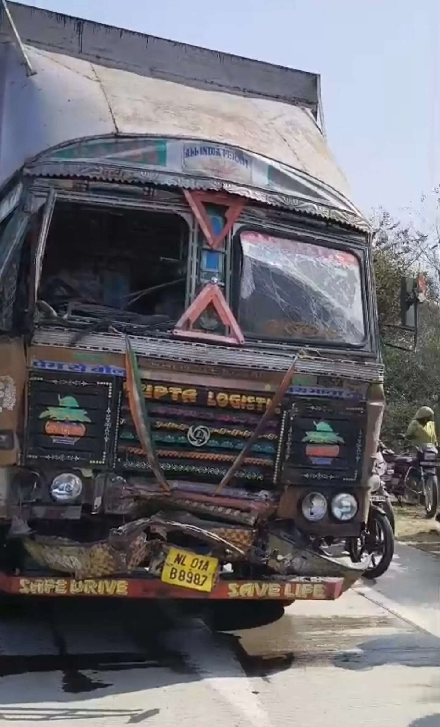 अमेठी में भीषण सड़क हादसा, दो चालकों की दर्दनाक मौत।