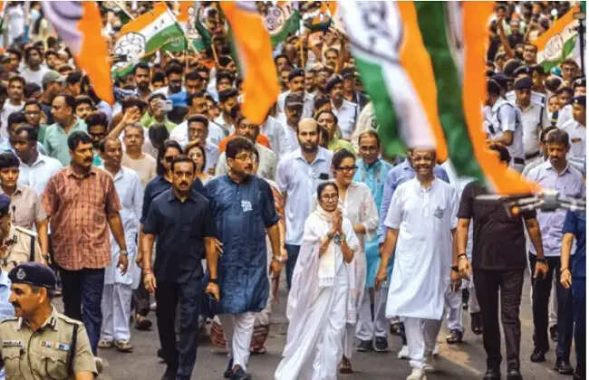 कोलकाता में मुख्यमंत्री ममता बनर्जी का मेगा रोड शो, पांच विधानसभा क्षेत्रों से गुजरी रैली