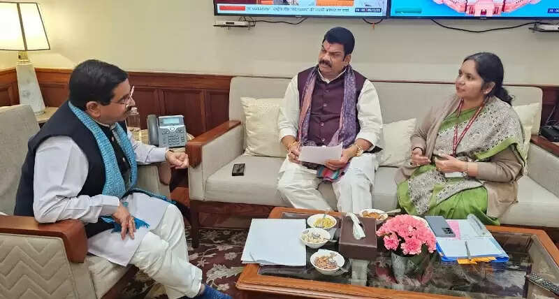 केंद्रीय मंत्री जोशी से मिले मप्र के खाद्य मंत्री राजपूत, महत्वपूर्ण विषयों पर हुई चर्चा