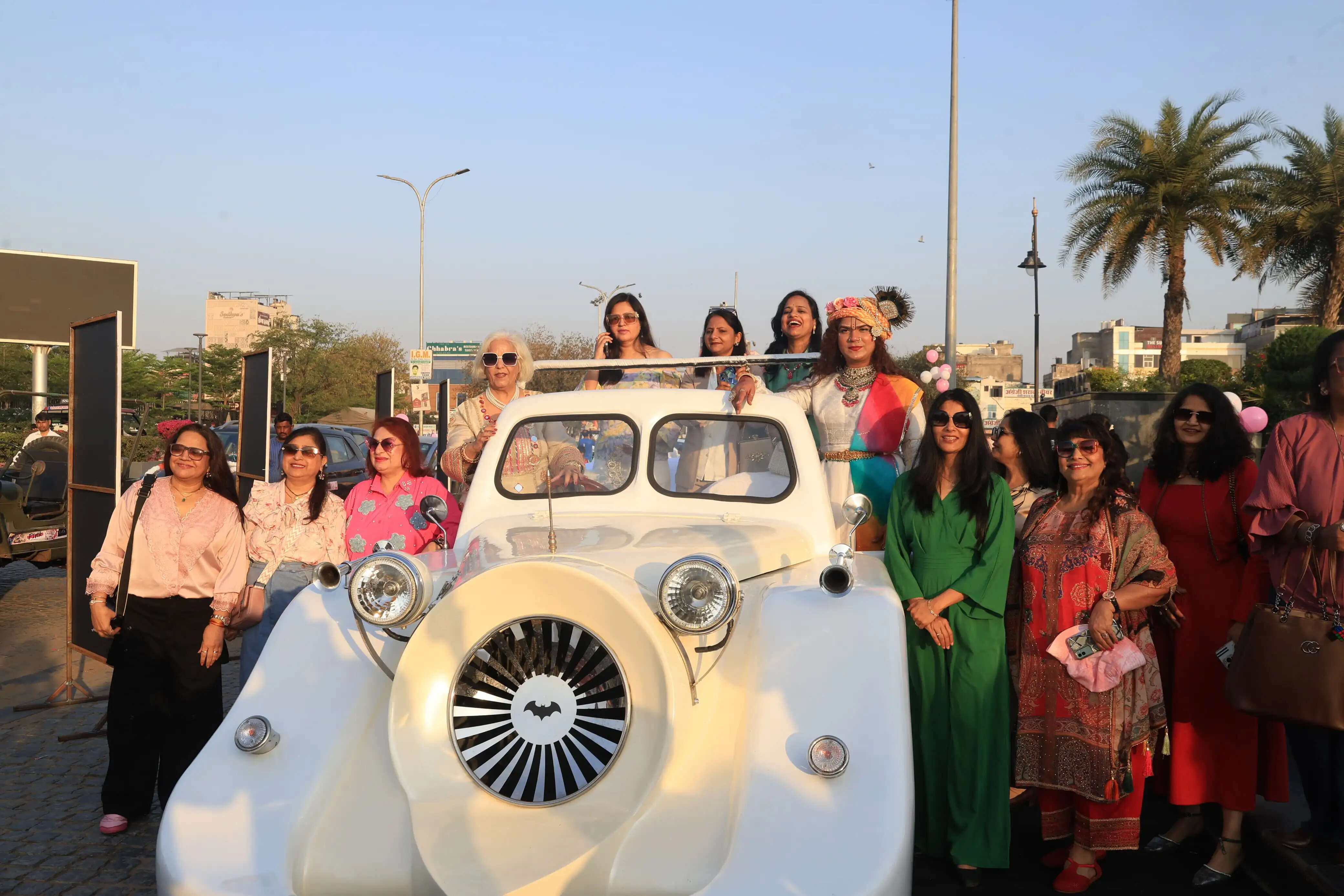 महिला स्वास्थ्य व ट्रैफिक अवेयरनेस का संदेश लेकर निकली पिंक वुमनिया कार रैली