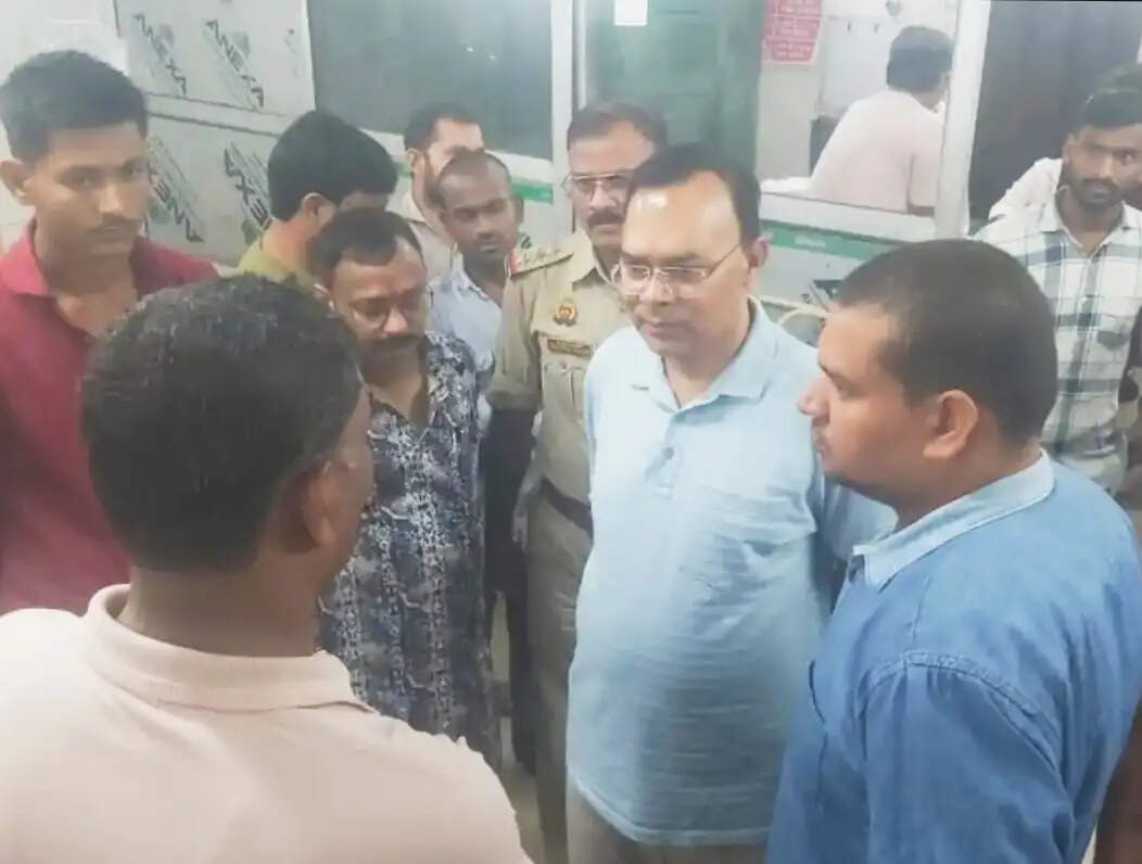 बलरामपुर : पूजा पंडाल में घुसी अनियंत्रित कार, तीन की मौत