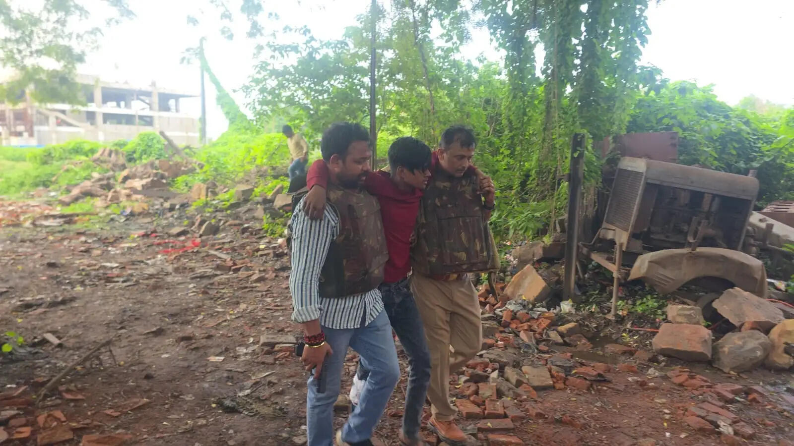 वाराणसी :  साड़ी कारीगर के हत्यारोपित को पुलिस ने मुठभेड़ में दबोचा, दरोगा की पिस्टल छीन कर भागने पर पुलिस ने की फायरिंग