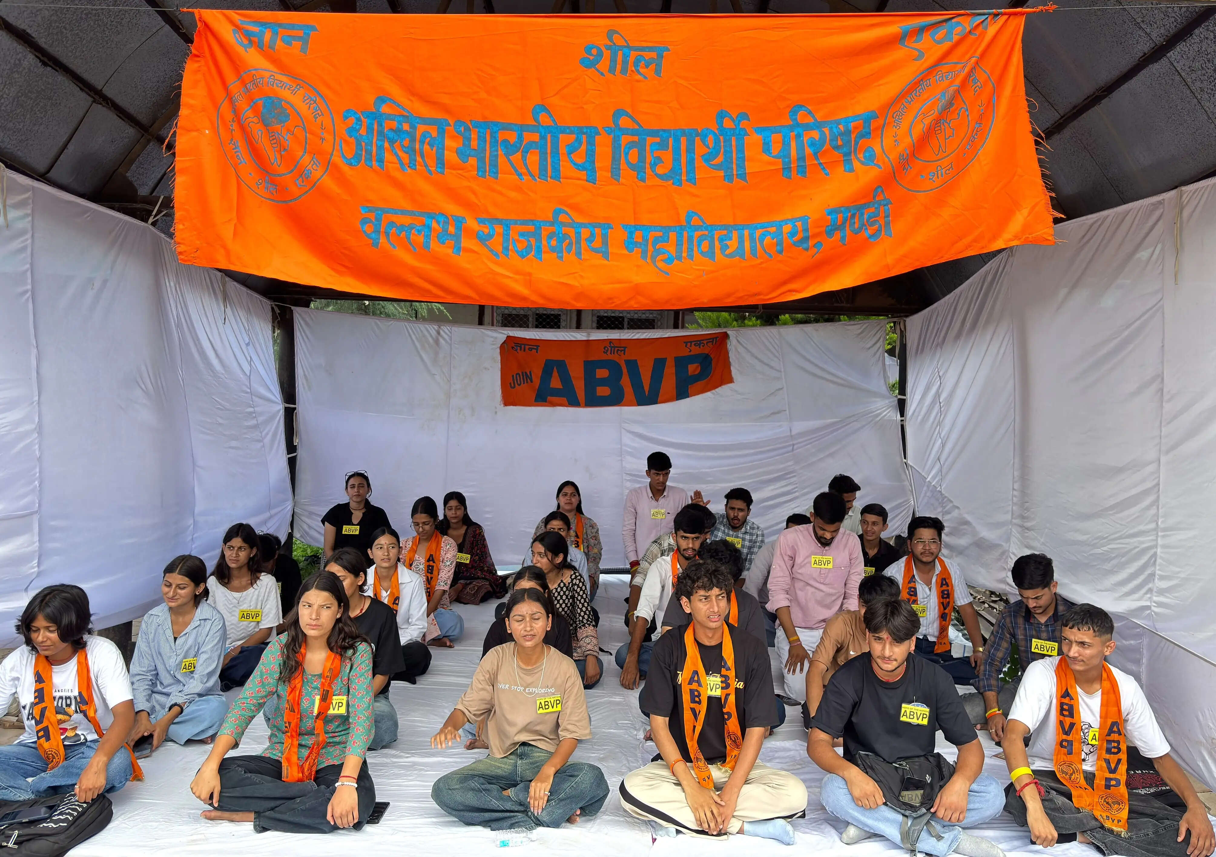 मंडी कालेज में विद्यार्थी परिषद कार्यकर्ताओं ने शुरू की 24 घंटे की सांकेतिक भूख हड़ताल