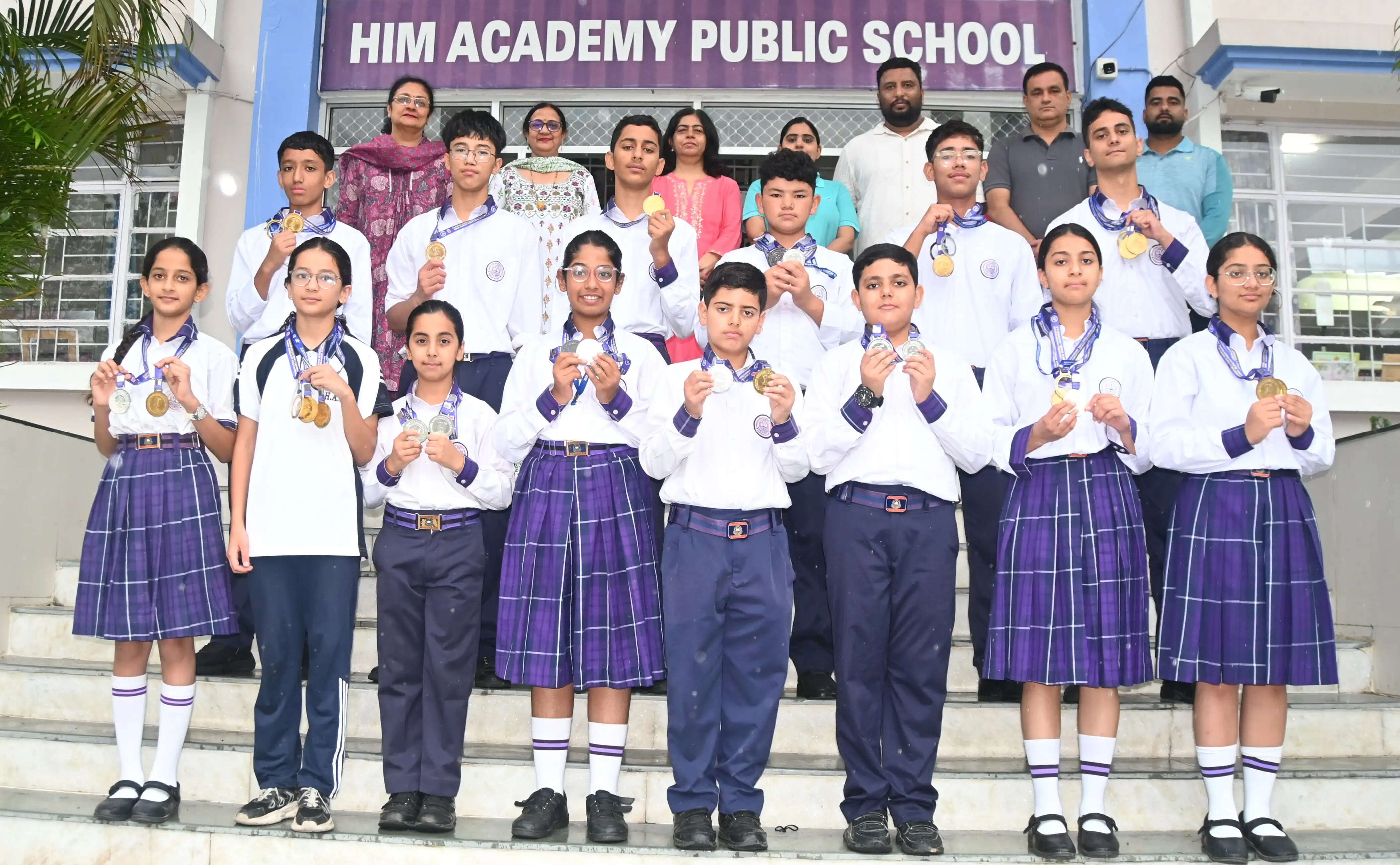 ओपन जिला तैराकी प्रतियोगिता में हिम अकादमी पब्लिक स्कूल का जलवा, 37 पदक