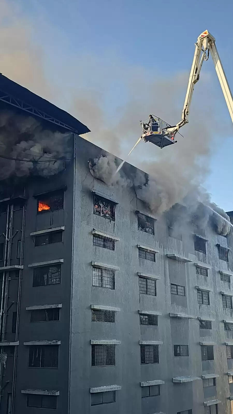 (अपडेट) सूरत की राज टेक्सटाइल मार्केट की आग में करोड़ों का नुकसान, 5 फायरकर्मी घायल