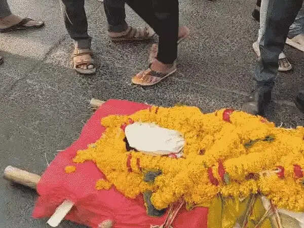 इंदौर में 12वीं की छात्रा के&nbsp;सुसाइड के बाद हंगामा, परिजनों ने युवक पर प्रताड़ना का लगाया आरोप
