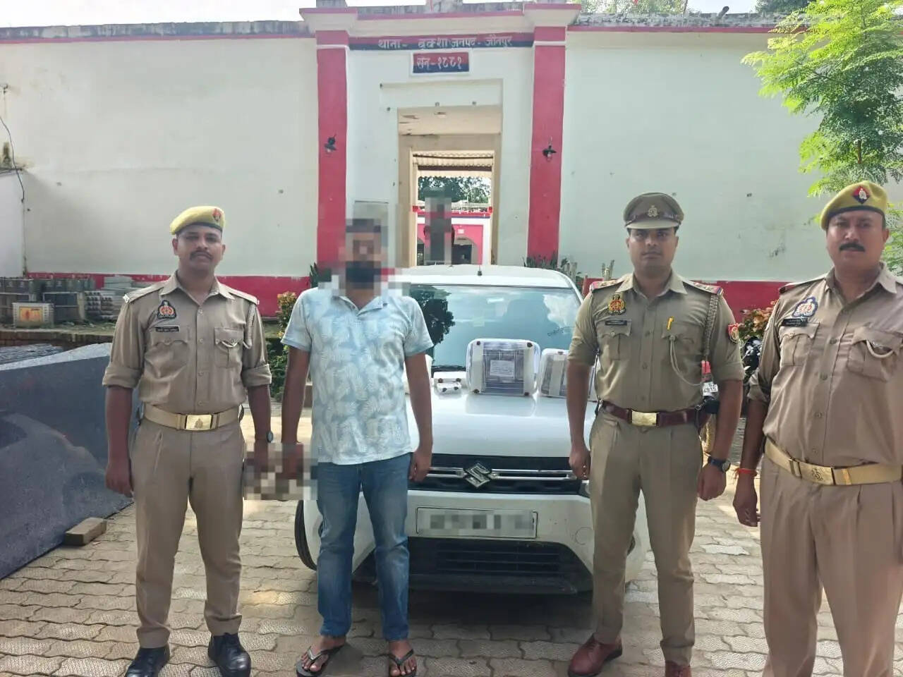 जौनपुर में वकील और उसके साथी ने 41 लाख रुपये की लूट की, पुलिस ने दो आरोपितों को गिरफ्तार कर बरामद किये 22 लाख रुपये