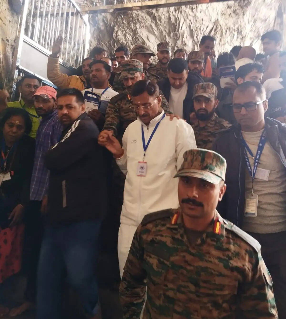 रक्षा राज्य मंत्री सेठ 14 किमी की पैदल यात्रा कर पहुंचे अमरनाथ, की पूजा अर्चना