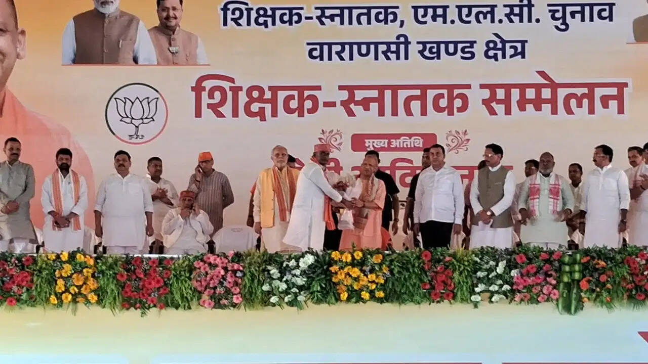 मुख्यमंत्री योगी आदित्यनाथ दो दिवसीय दौरे पर वाराणसी पहुंचे, शिक्षक स्नातक महासम्मेलन को करेंगे संबोधित