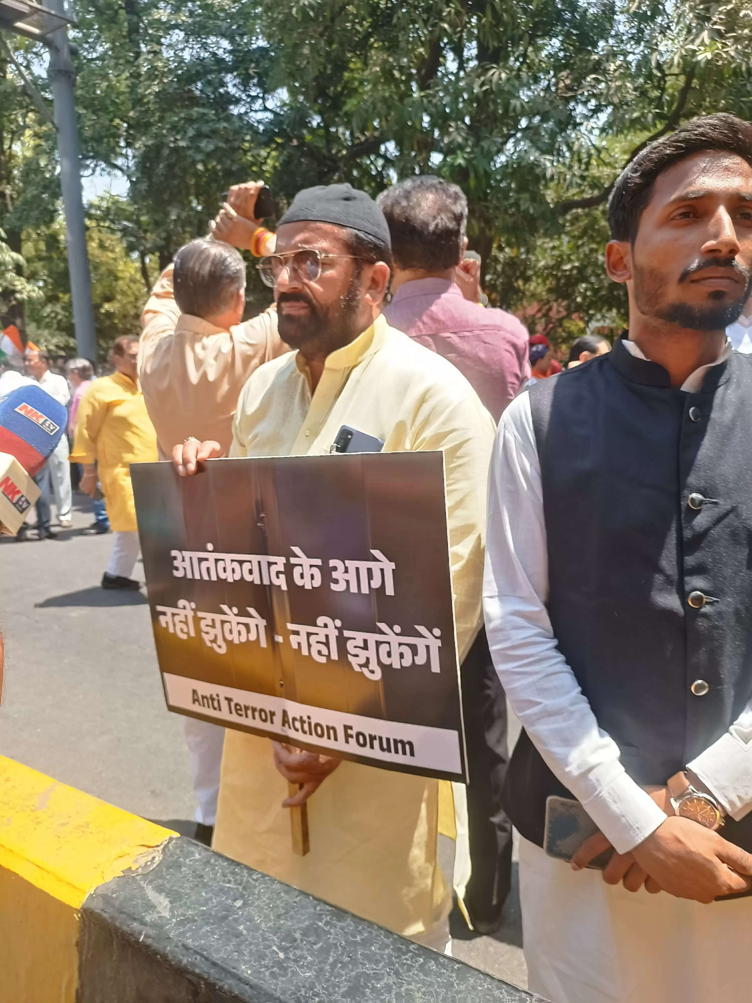 पहलगाम हमले को लेकर आक्रोश, दिल्ली के पाकिस्तान उच्चायोग के बाहर जमकर नारेबाजी