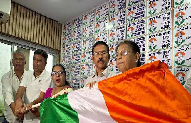 नगर निगम चुनाव से पहले तृणमूल के दो पार्षद कांग्रेस में शामिल