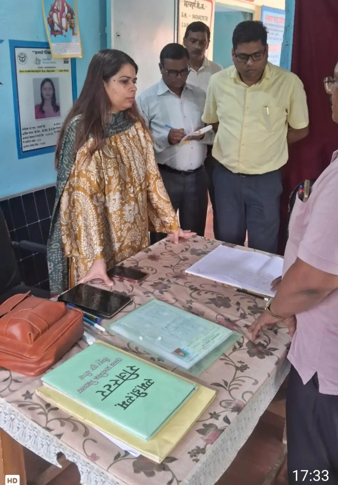 जिलाधिकारी ने माध्यमिक विद्यालय तैमूरपुर का किया औचक निरीक्षण, छात्राें की संख्या अत्यंत कम हाेने पर व्यक्त की नाराजगी