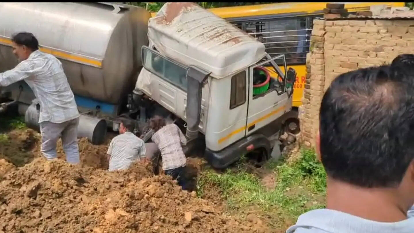 अमेठी में दूध टैंकर और बच्चों से भरी स्कूल बस की भिड़ंत, 24 बच्चे घायल