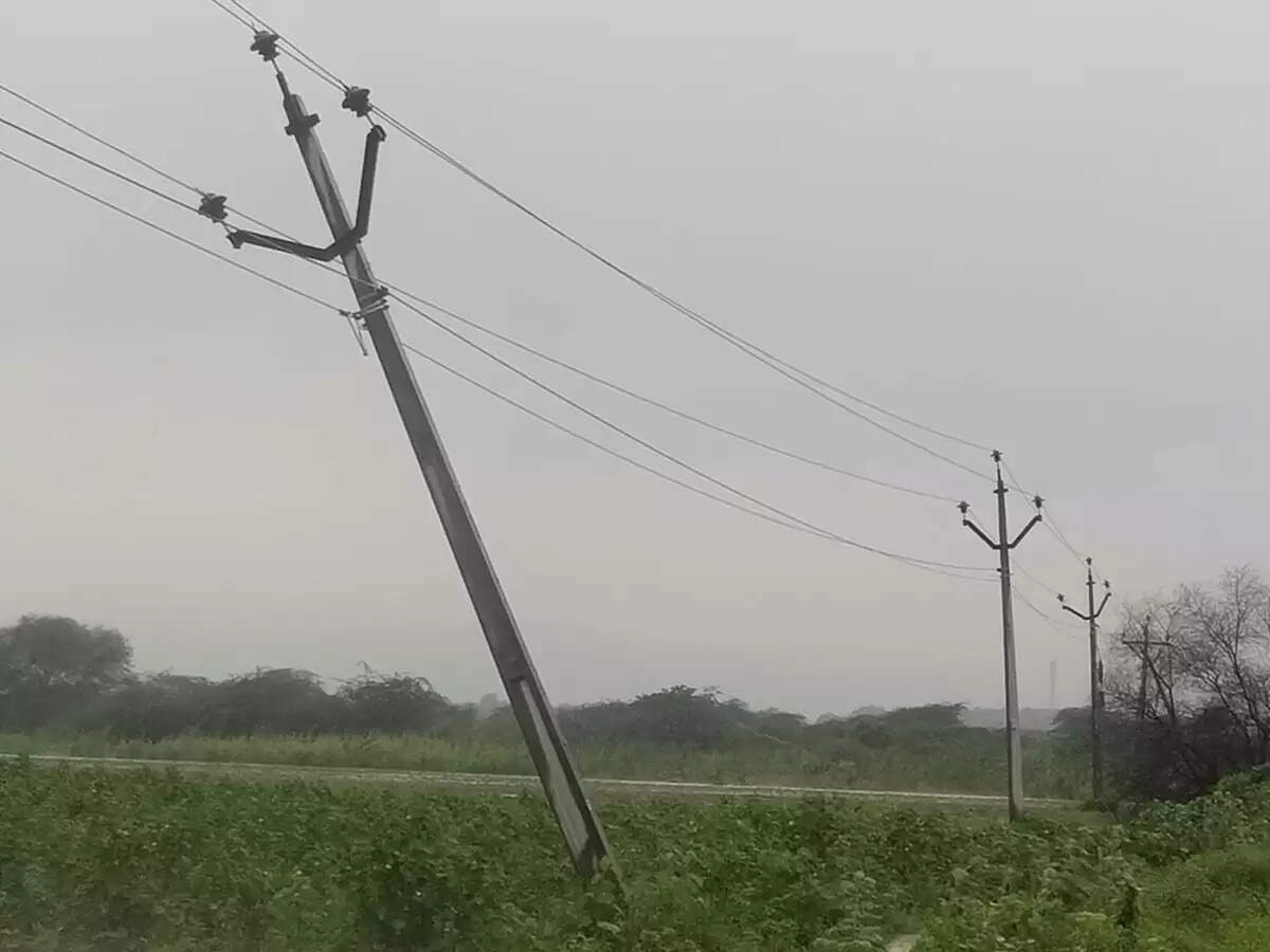 चक्रवात मोंथा आंध्र प्रदेश के तट से टकराया, आधी रात तक हाई अलर्ट