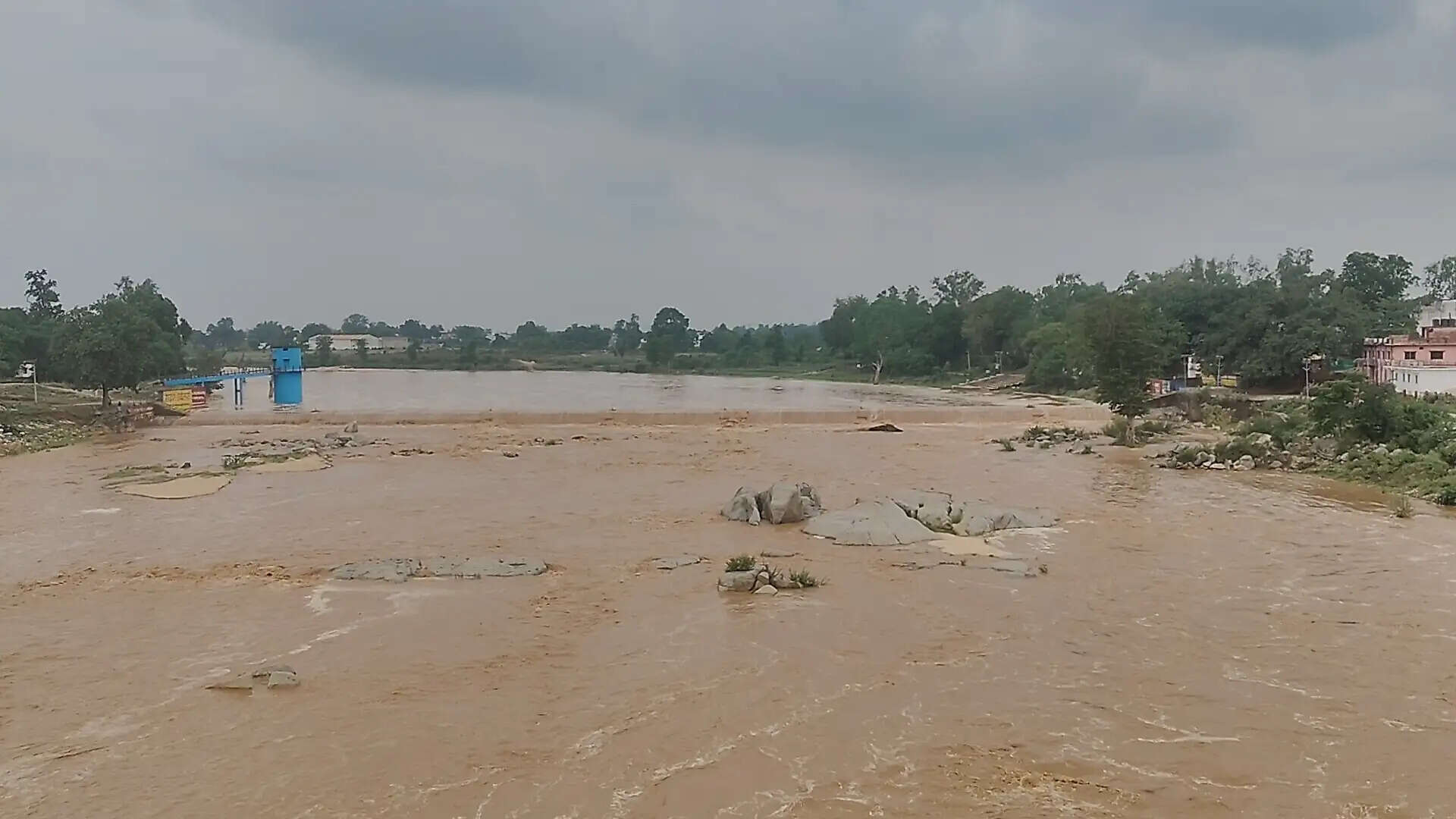 लगातार बारिश से उफान पर कन्हर नदी, एनीकट के ऊपर से तेज बहाव में गुजर रहा पानी