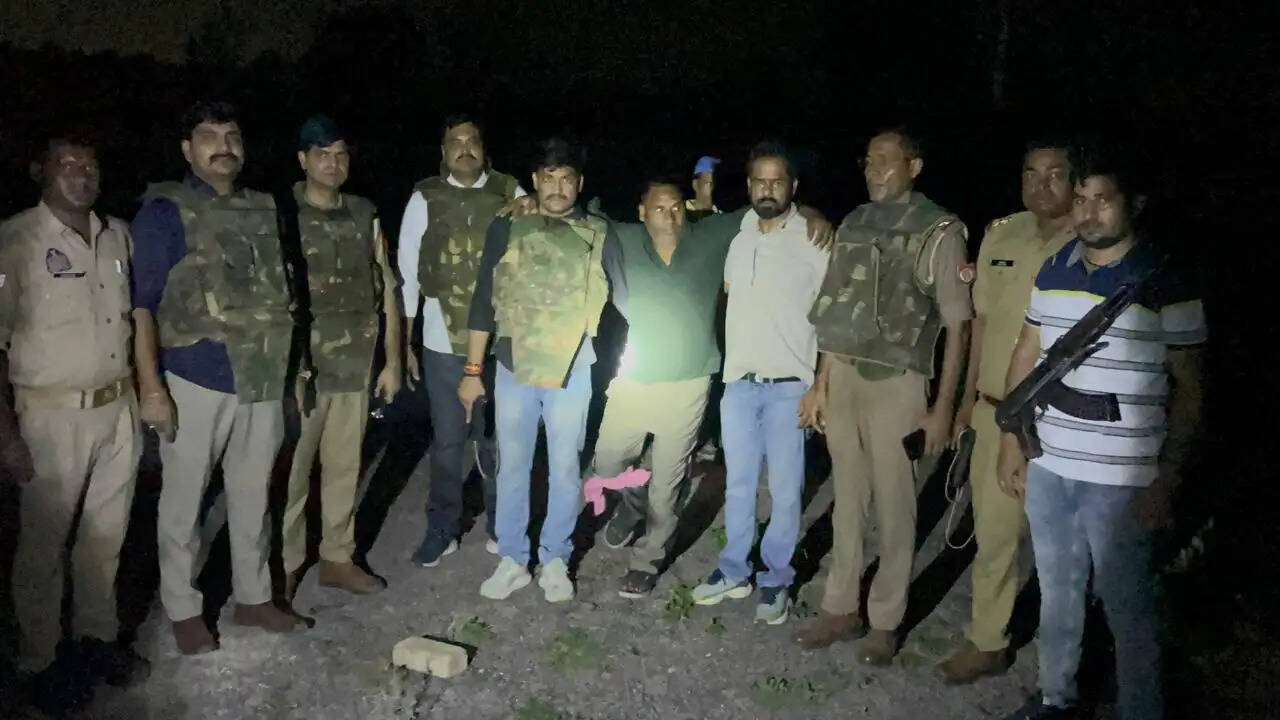 झांसी : बबीना पुलिस मुठभेड़ में चोरी के आभूषणों सहित दो शातिर बदमाश गिरफ्तार