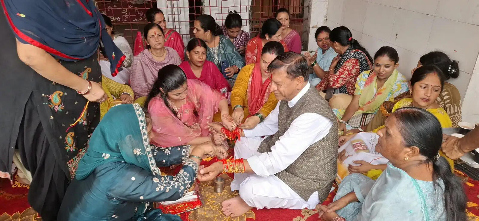 भाजपा महिला मोर्चा ने डॉ. राजीव बिंदल को बांधी राखी, स्नेह और विश्वास का दिया संदेश