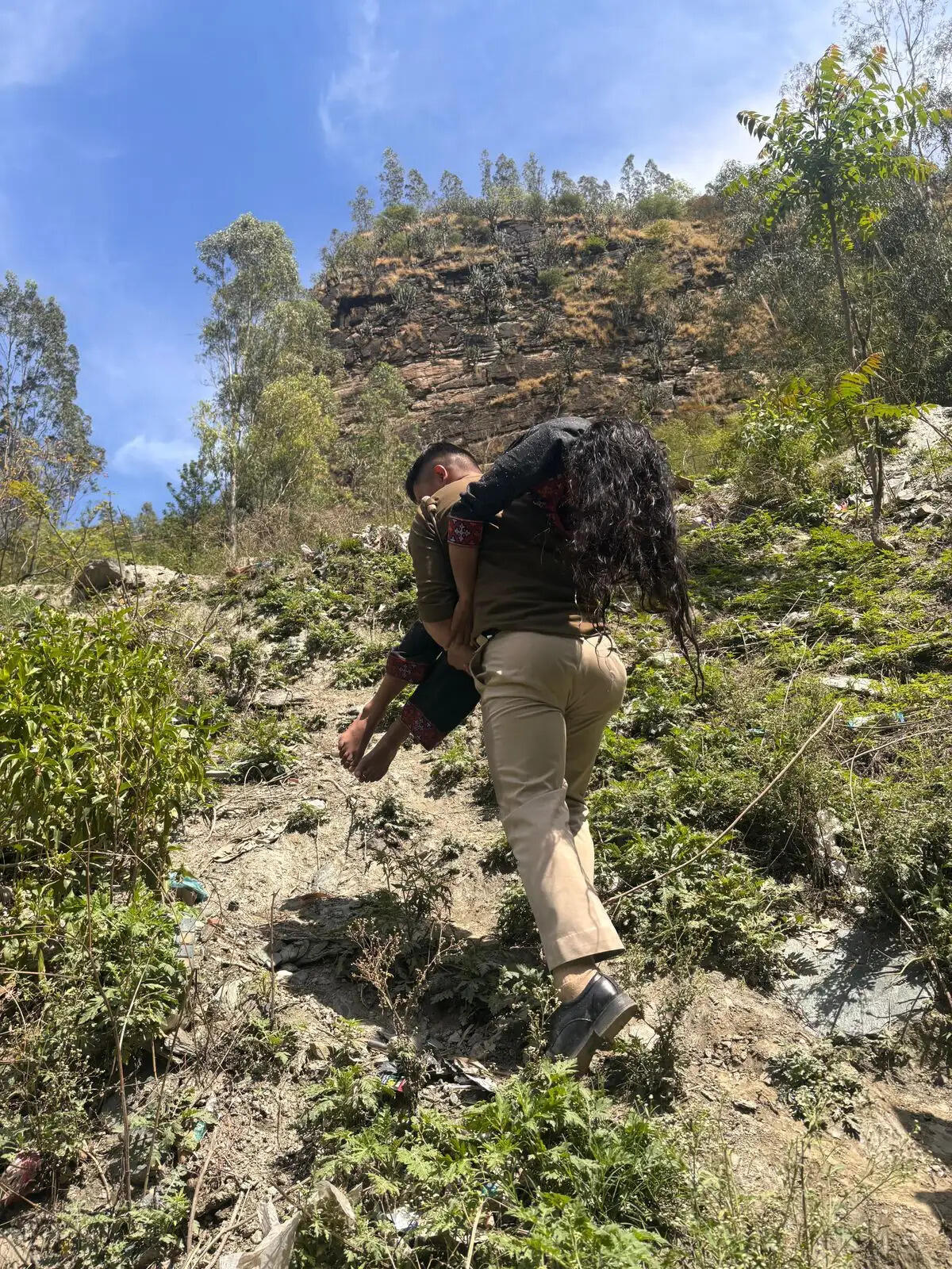 सतलुज नदी में कूदी महिला की पुलिस ने बचाई जान