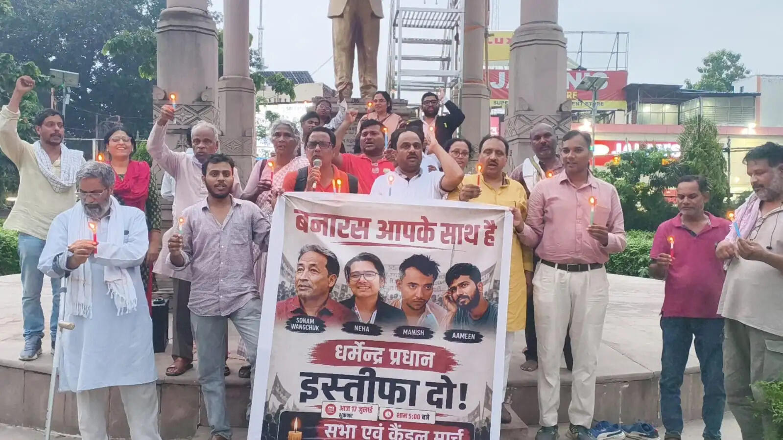 कैंडल मार्च निकाल शिक्षा मंत्री धर्मेंद्र प्रधान के इस्तीफे की मांग, शिक्षा नीतियों के खिलाफ प्रदर्शन