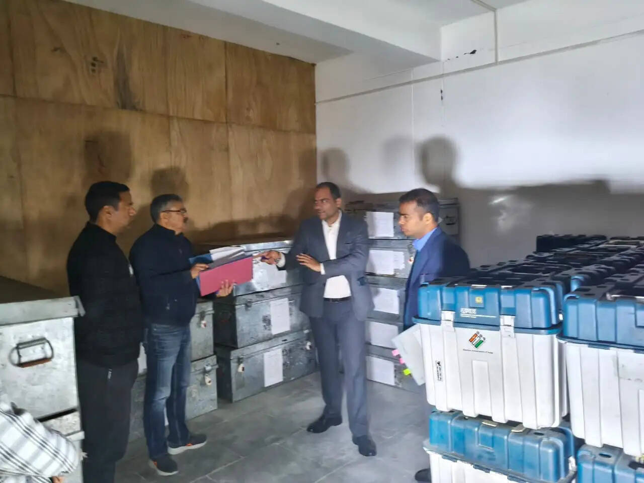 डीएम ने परखी ईवीएम वेयरहाउस की निगरानी और सुरक्षा