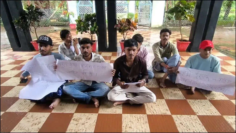 धमतरी : 13 विद्यार्थियों को फेल करने के विरोध में पालिटेक्निक कालेज रूद्री के गेट पर छात्रों का प्रदर्शन