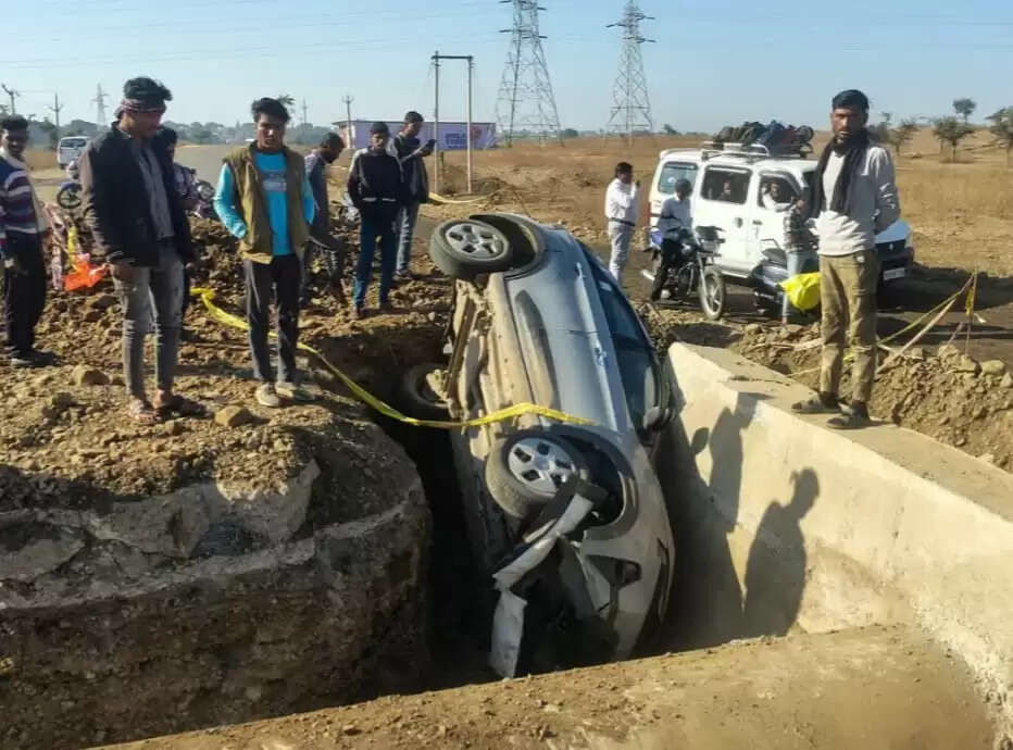 राजगढ़ः सड़क किनारे खुदे गड्डे में गिरी कार, बाल-बाल बचे युवक