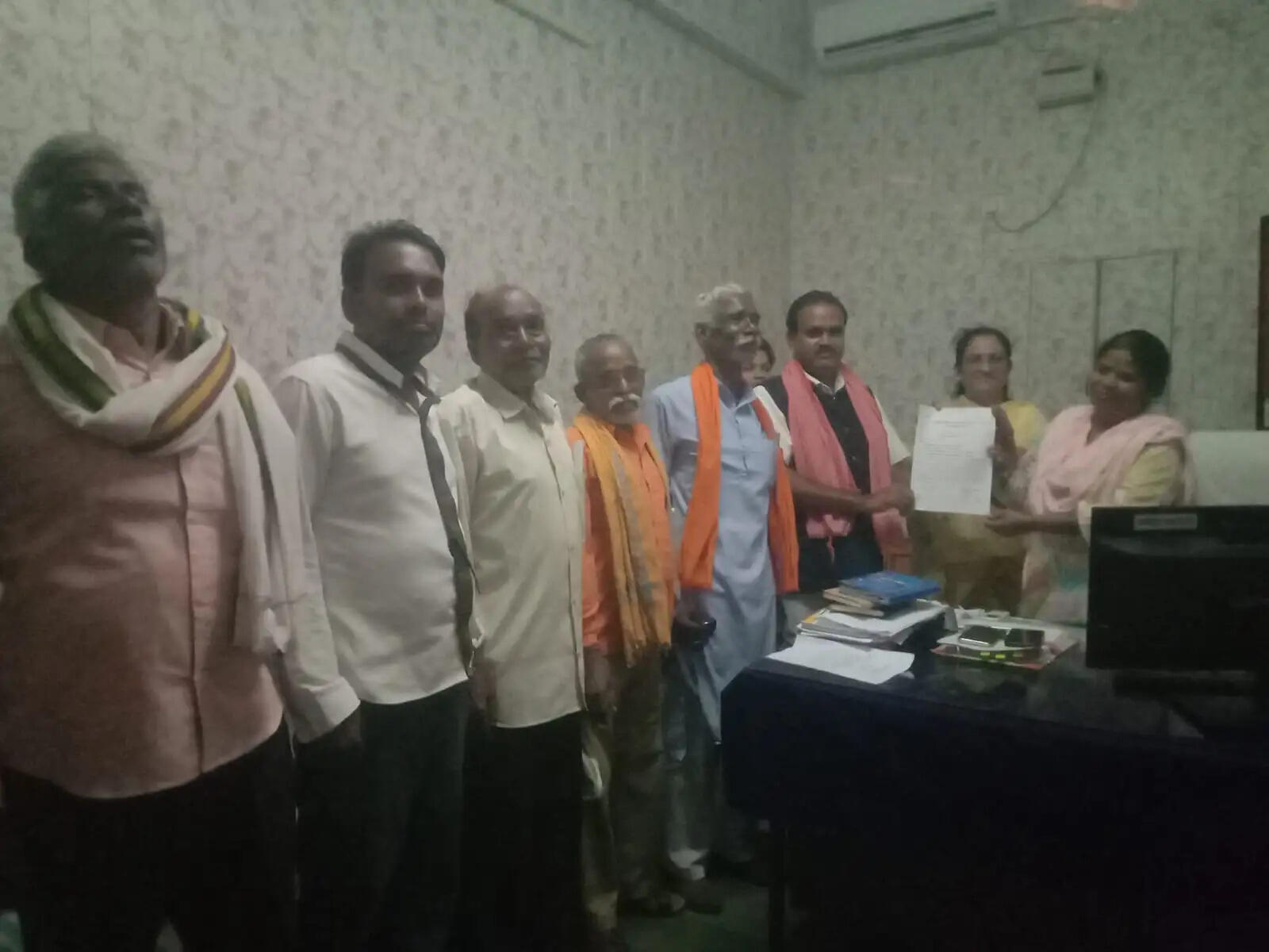 बिजली दरें घटाने, स्मार्ट मीटर योजना वापस लेने और फसल क्षतिपूर्ति की मांग को लेकर किसान यूनियन ने सौंपा ज्ञापन