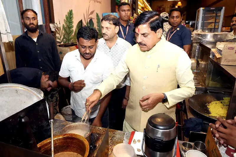 मप्रः मुख्यमंत्री डॉ. यादव ने सड़क यात्रा के दौरान नागरिकों से किया संवाद