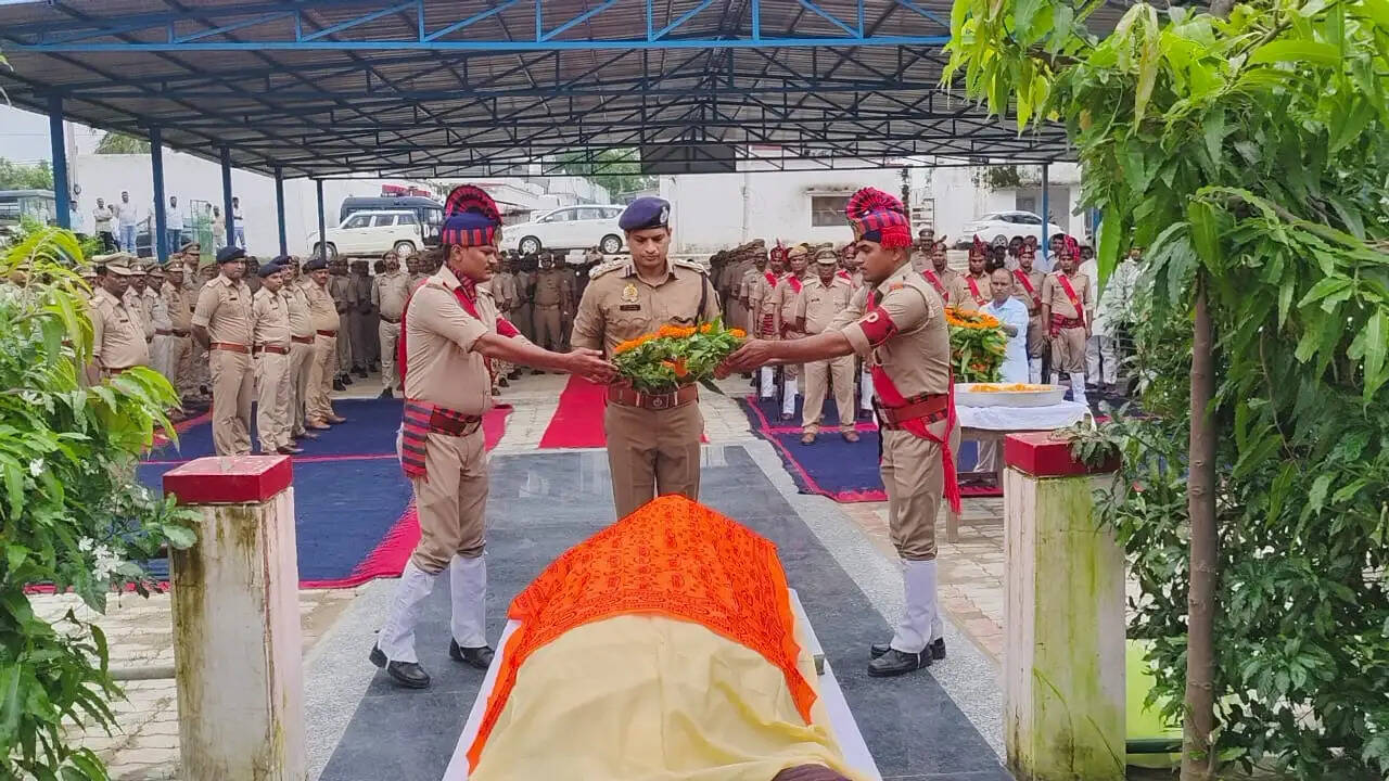 बस्ती : दिवंगत थानाध्यक्ष सूर्य प्रकाश सिंह को पुलिस लाइन में दी गई श्रद्धांजलि, नहीं थम रहे परिजनों के आंसू