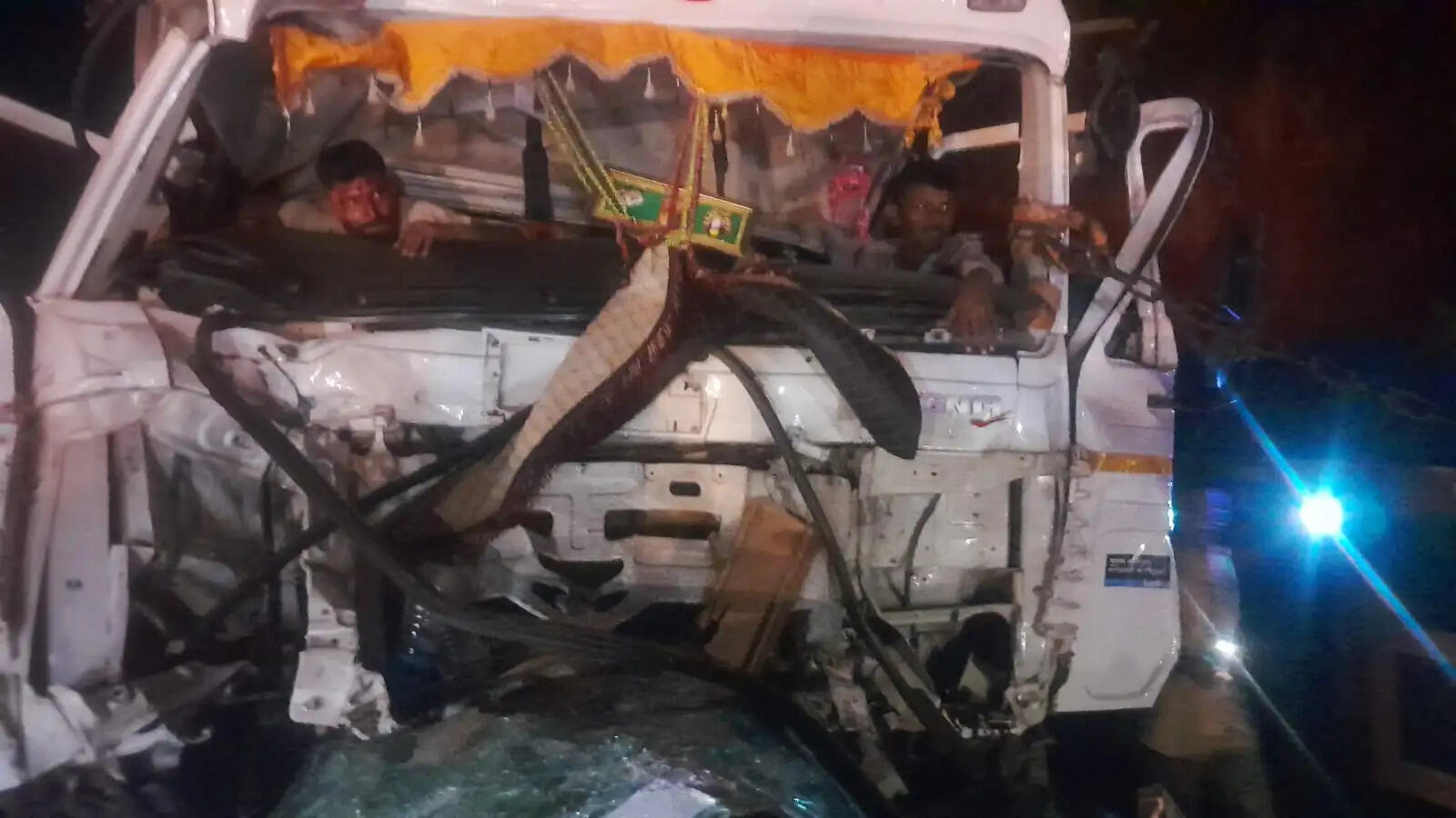 अनियंत्रित ट्रेलर चुटूपालू घाटी में दुर्घटनाग्रस्त, बाल-बाल बचे लोग