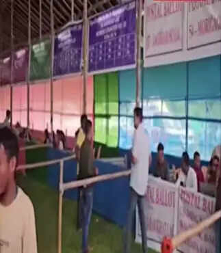 नगांव लोकसभा उपचुनाव के लिए मतदान दल मतदान केंद्रों की ओर रवाना