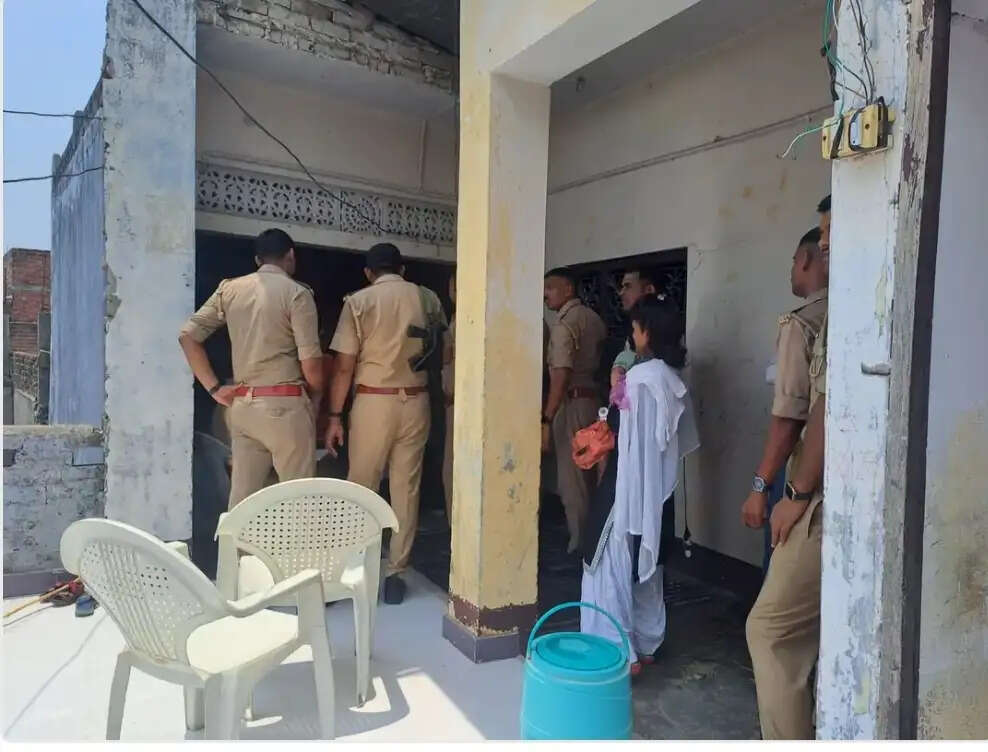 मिश्रिख में धर्मांतरण, आरोपित समेत दो दर्जन महिलाएं—पुरुष हिरासत में