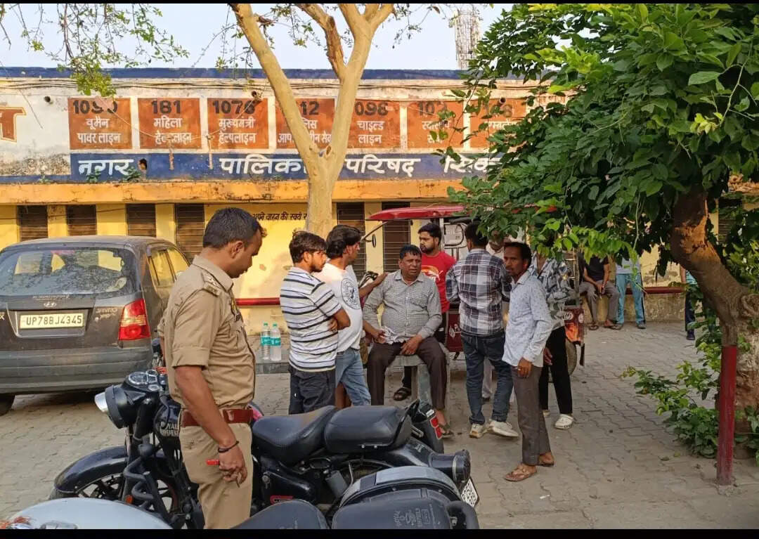 बुलंदशहर में तेज़ रफ़्तार कार ने बाइक सवारों को रौंदा, पुजारी समेत दो की मौत