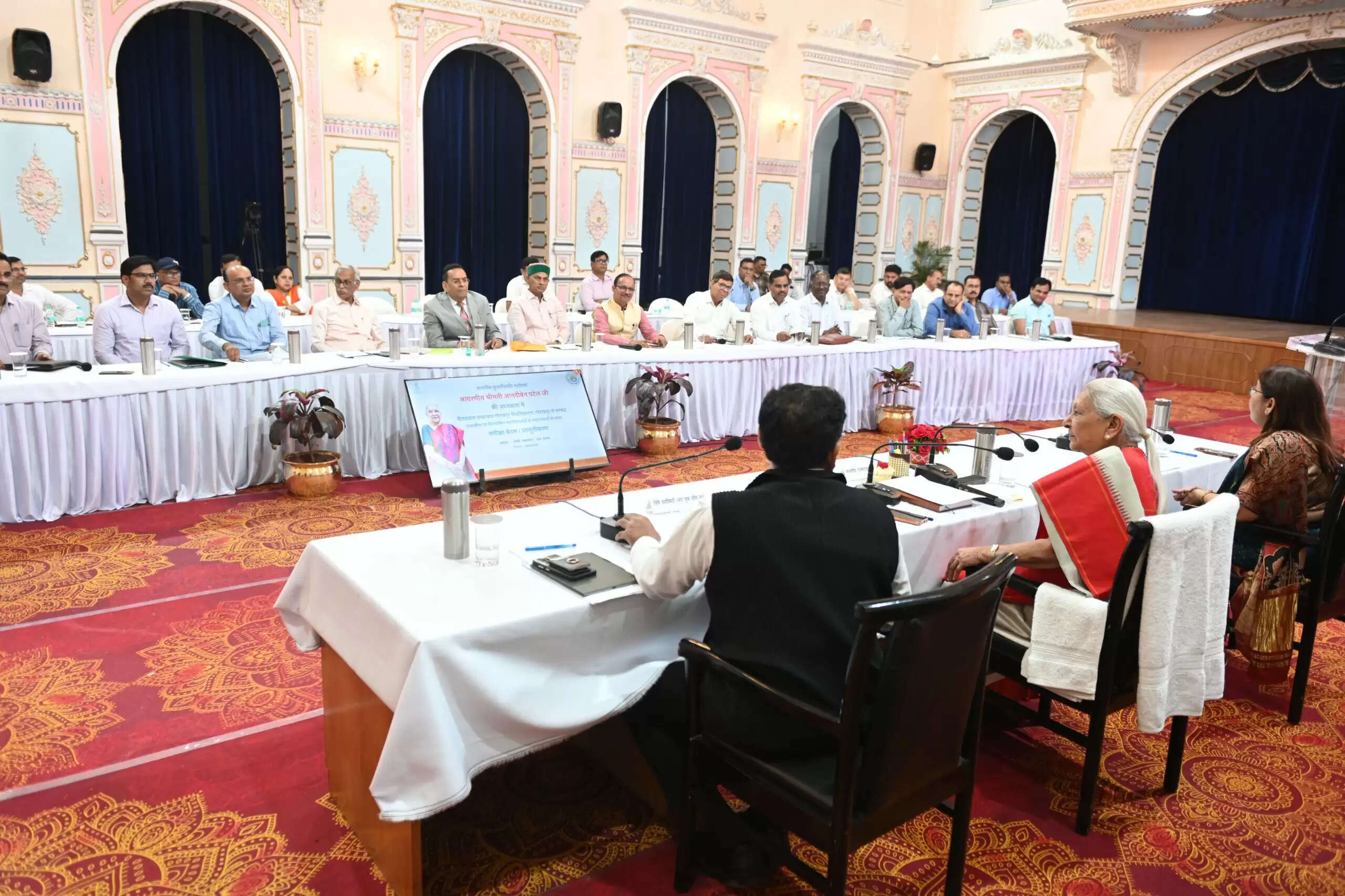 कुलाधिपति के समक्ष महाविद्यालयों का प्रस्तुतीकरण, गुणवत्तापूर्ण व रोजगारपरक शिक्षा पर जोर