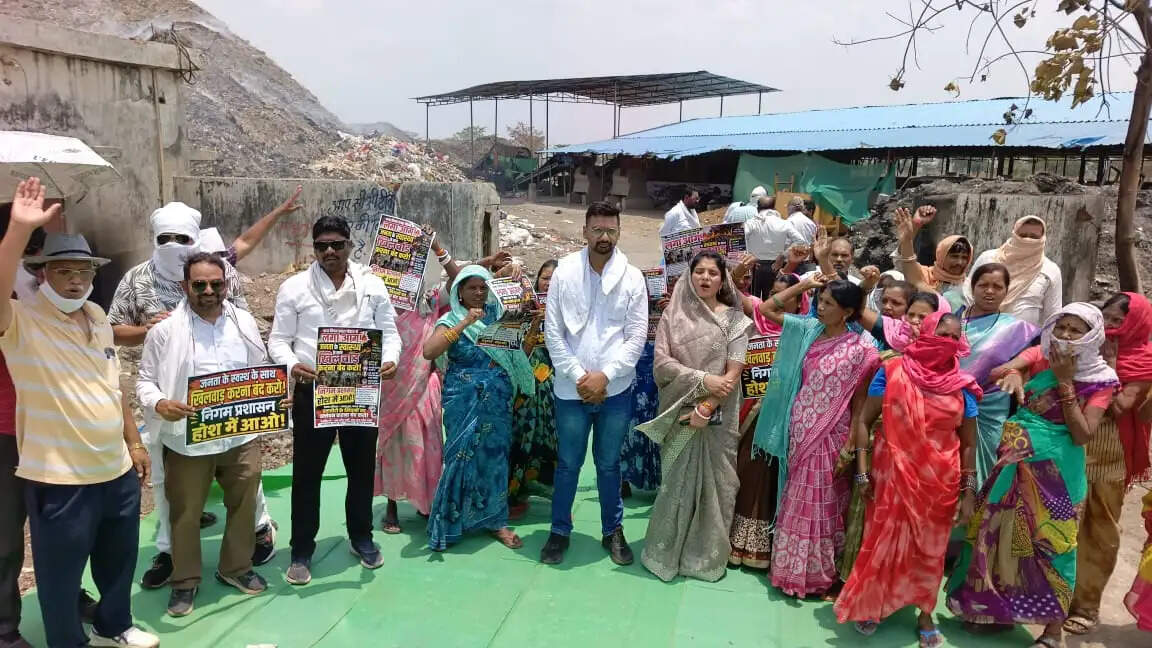 15 दिन से धधक रहा कचरा संग्रहण केंद्र, जहरीले धुएं से त्रस्त सैंकड़ों परिवारों का फूटा गुस्सा