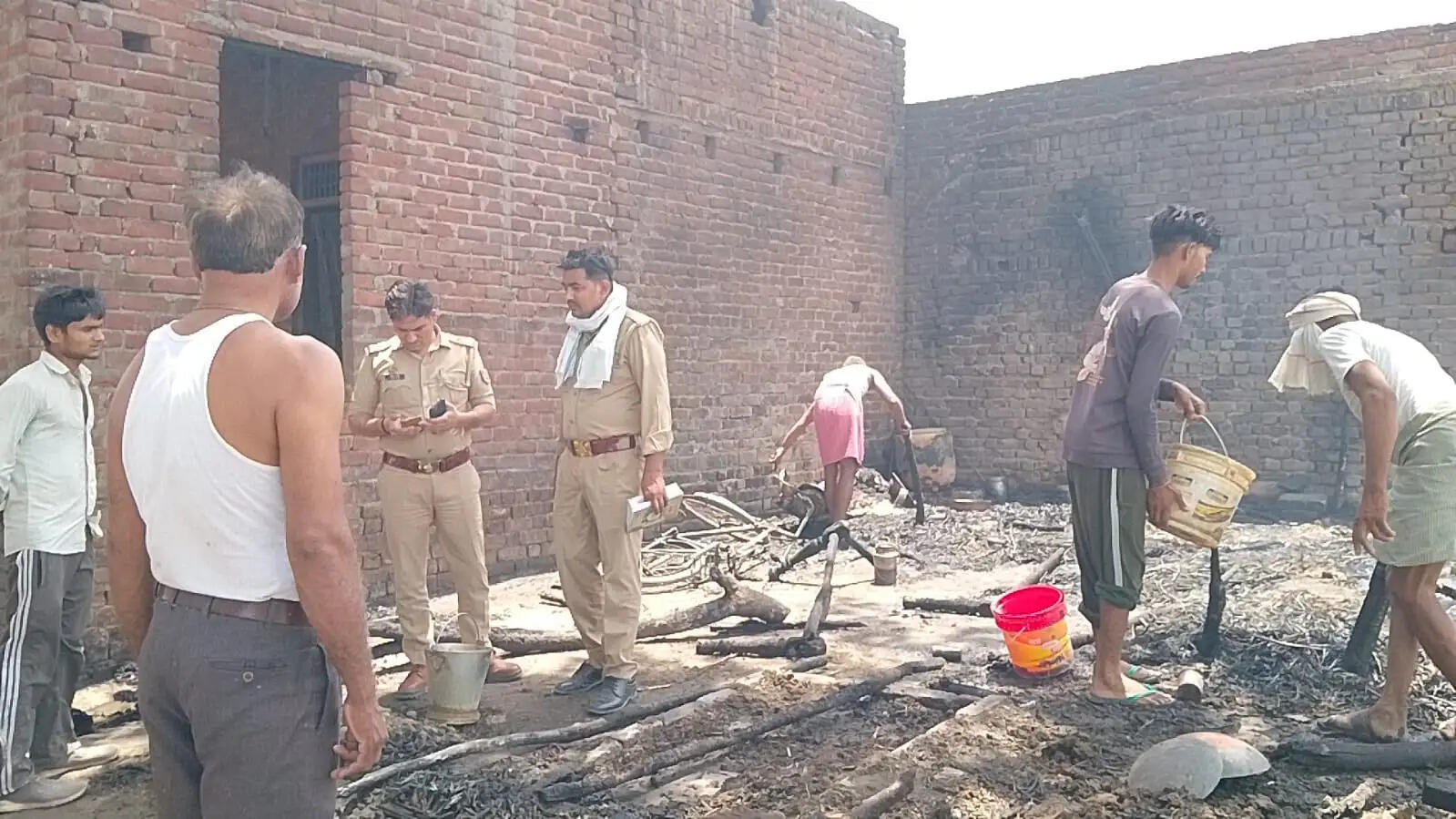 झोपड़ी में लगी आग,5 वर्षीय बालिका जिंदा जली, दादी झुलसी