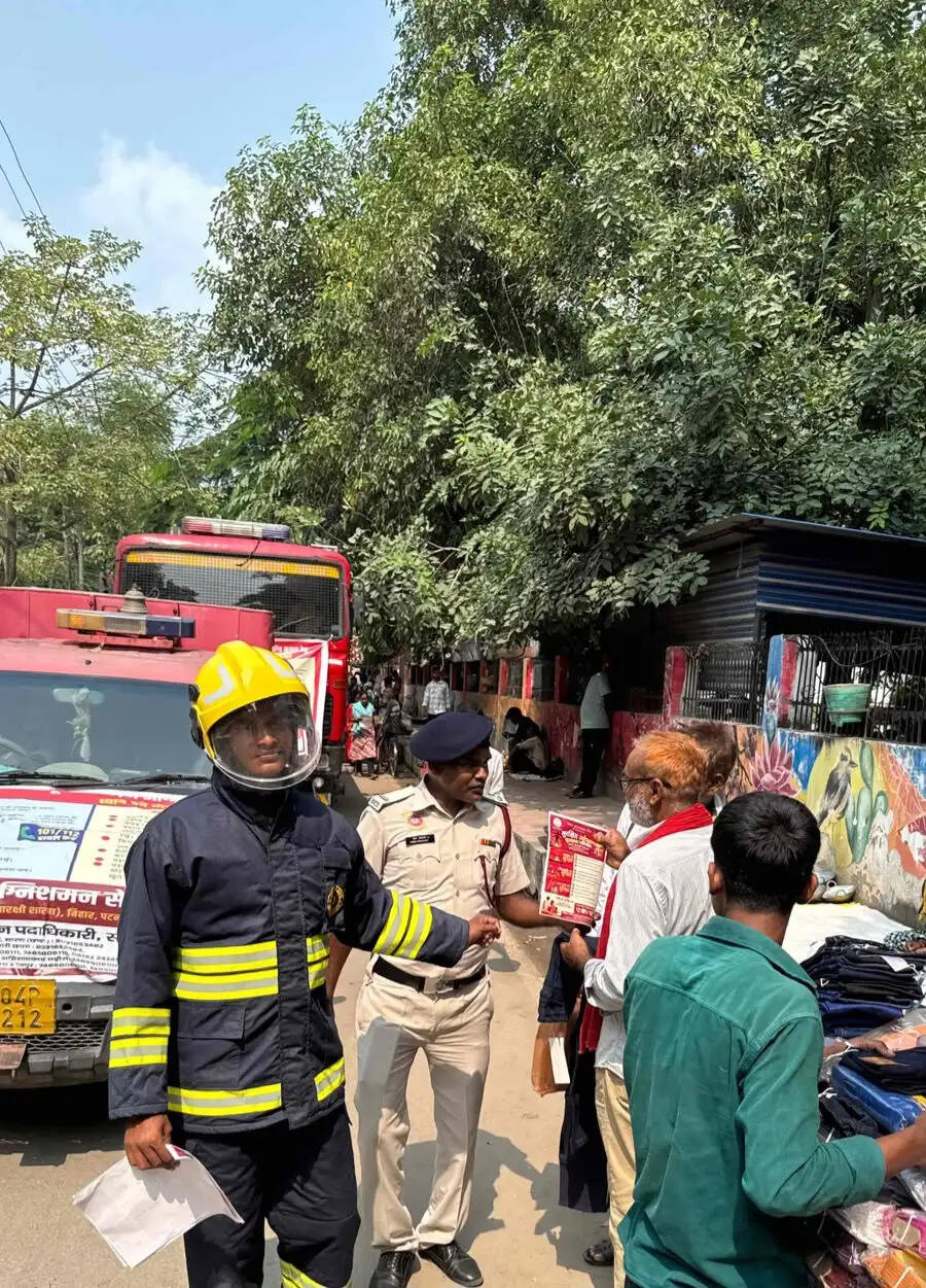 दुर्गा पूजा को लेकर अग्निशमन विभाग का अलर्ट, छपरा में पंडालों का किया निरीक्षण