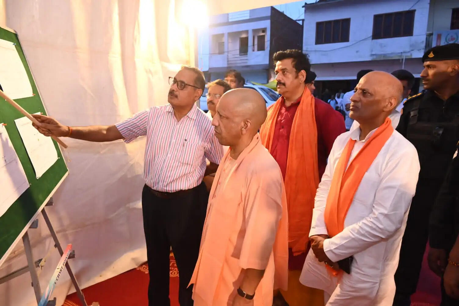 मैनपॉवर बढ़ाकर तेजी से कराएं कार्य : मुख्यमंत्री