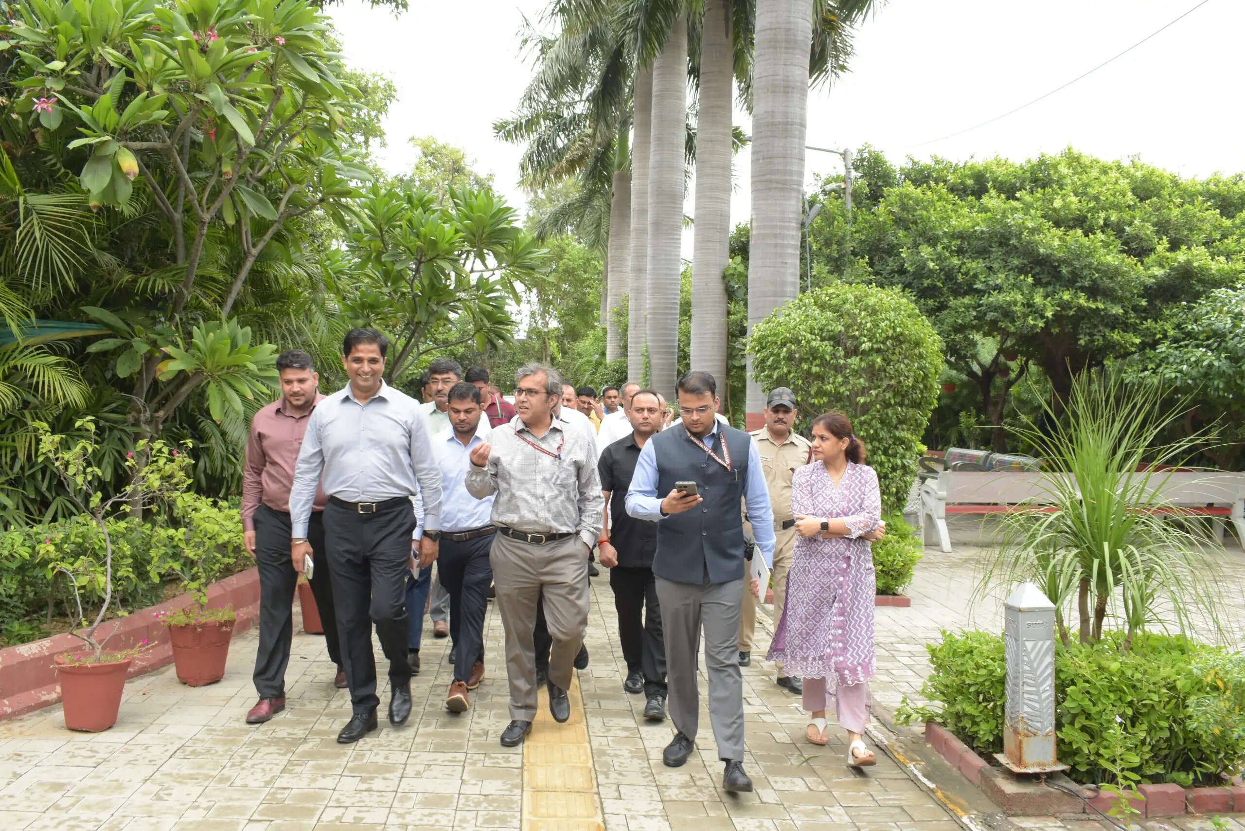 निगमायुक्त ने पंजाबी बाग में भारत दर्शन पार्क, वायु गुणवत्ता निगरानी हॉटस्पॉट और अपशिष्ट प्रबंधन का किया निरीक्षण