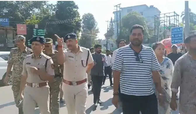 पूजा के गेट जल्द हटाने का निर्देश, विसर्जन में अव्यवस्था पर प्रशासन सख्त