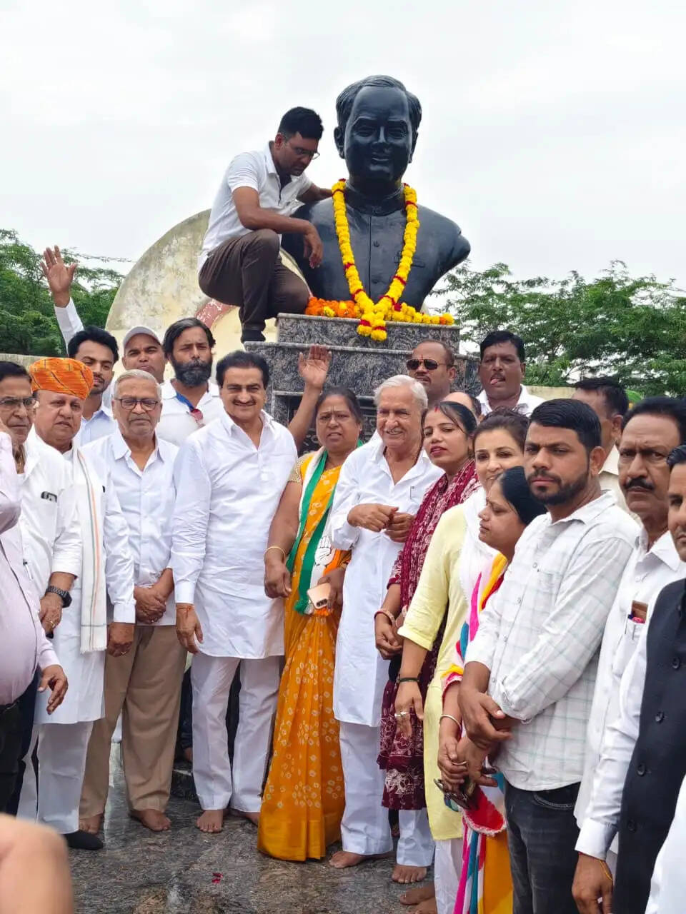 राजीव गांधी जयंती पर कांग्रेस ने अर्पित की भावपूर्ण श्रद्धांजलि